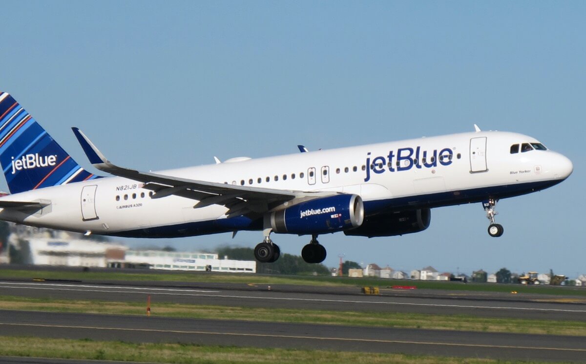 <h1>JetBlue<br />
Soars in the<br />
Data Cloud</h1>
<p>Watch JetBlue’s session from Snowflake Summit</p>
