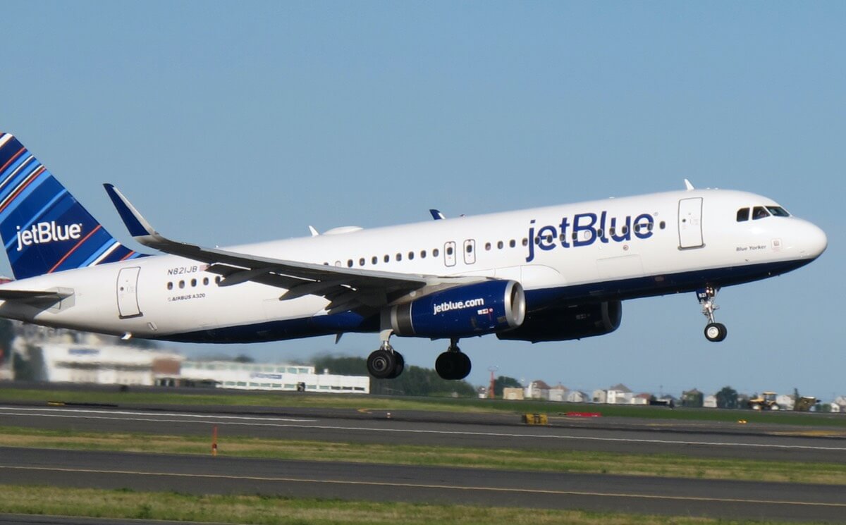 <h1>JetBlue<br />
Soars in the<br />
Data Cloud</h1>
<p>Watch JetBlue’s session from Snowflake Summit</p>

